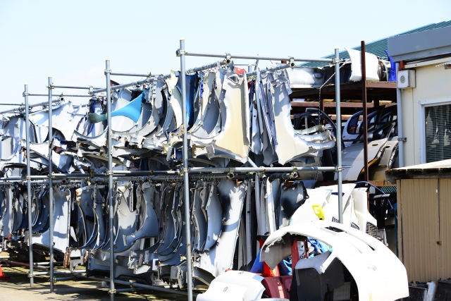 リサイクルに出る解体された車